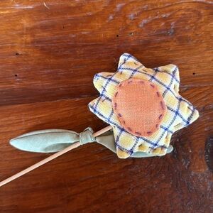 🌼 NWOT 9” Handmade Fabric Daisy